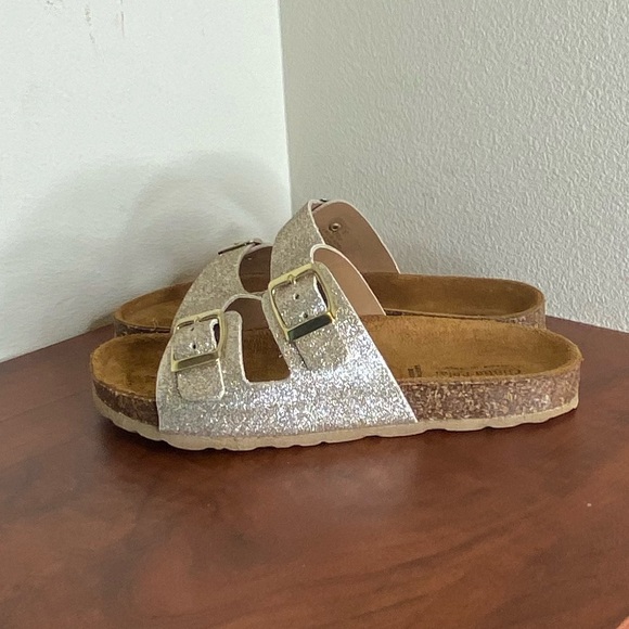 NWOT, Youth girls Sandals, Sparkle gold, size 3. - Picture 8 of 9